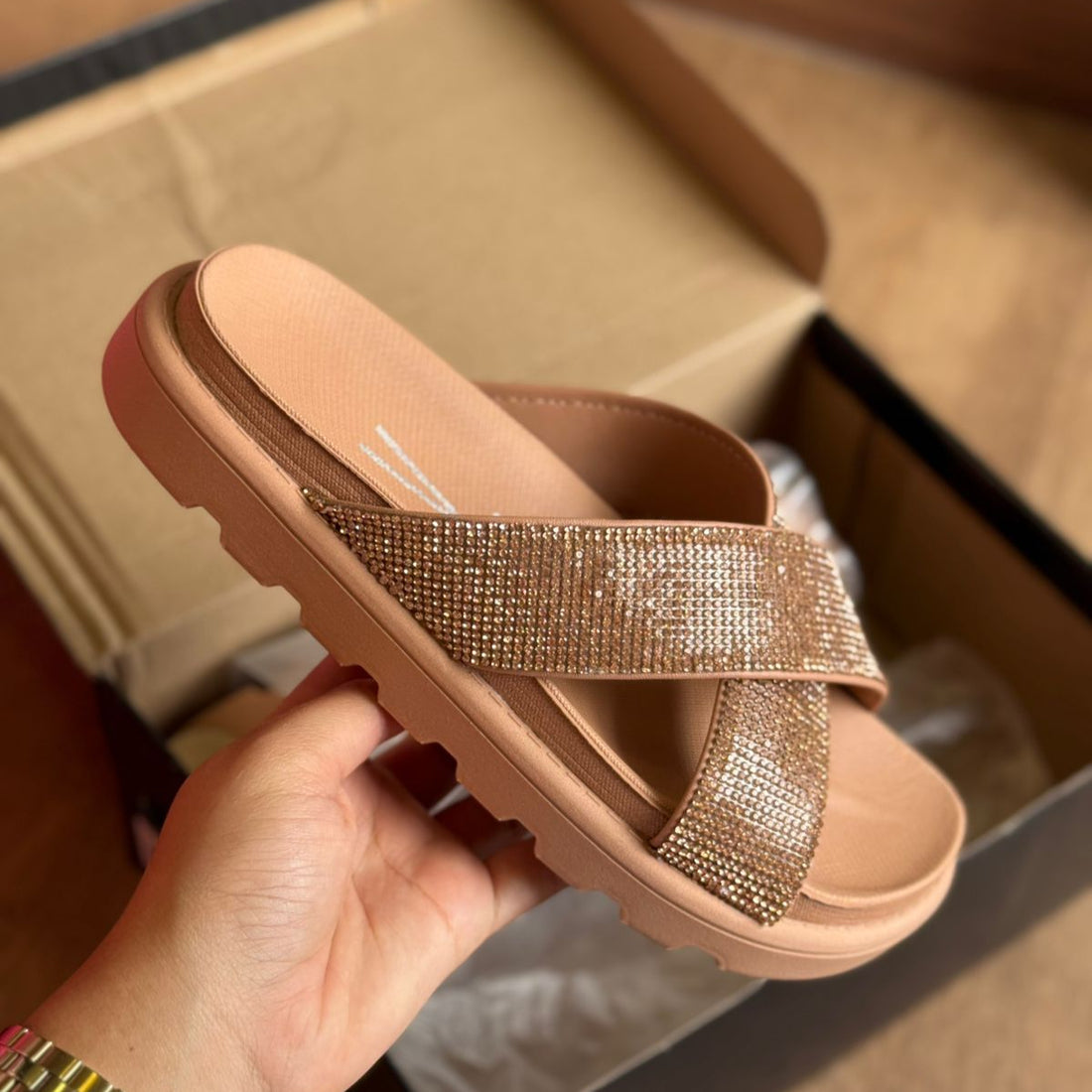 Sandália Vizzano Slide com Brilhos e Tiras Cruzadas
