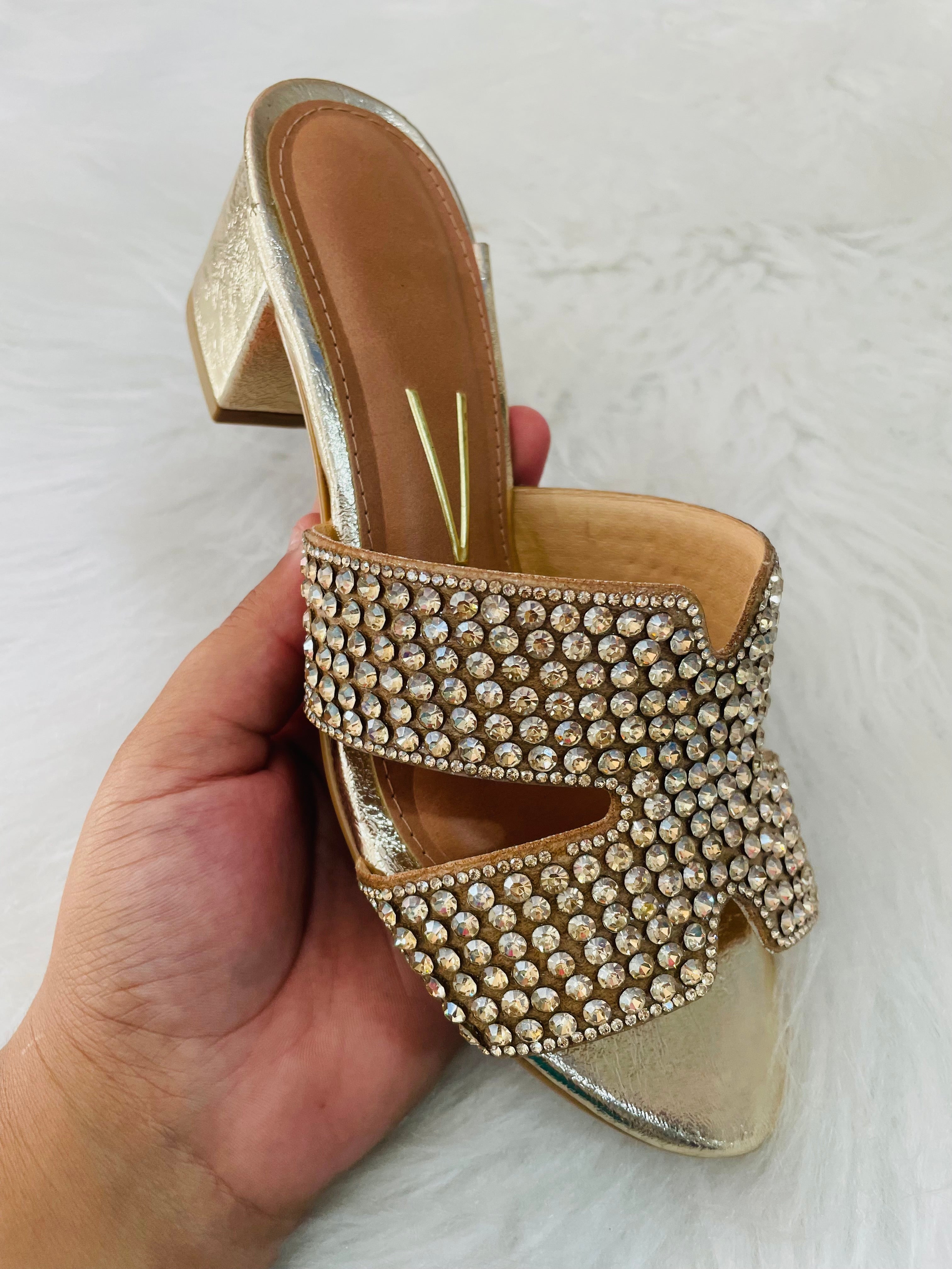 Tamanco Glamour Cravejado Salto Médio com Pedraria - Dourado