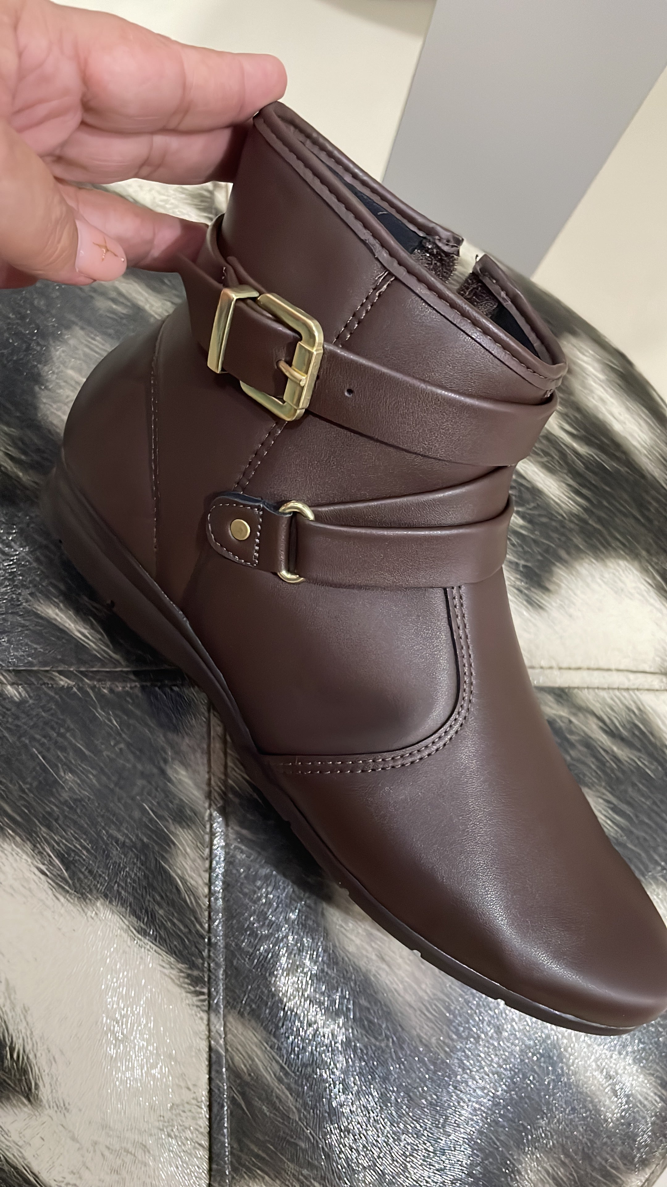 Bota Feminina Cano Curto com Fivela e Detalhes Metalizados – Café