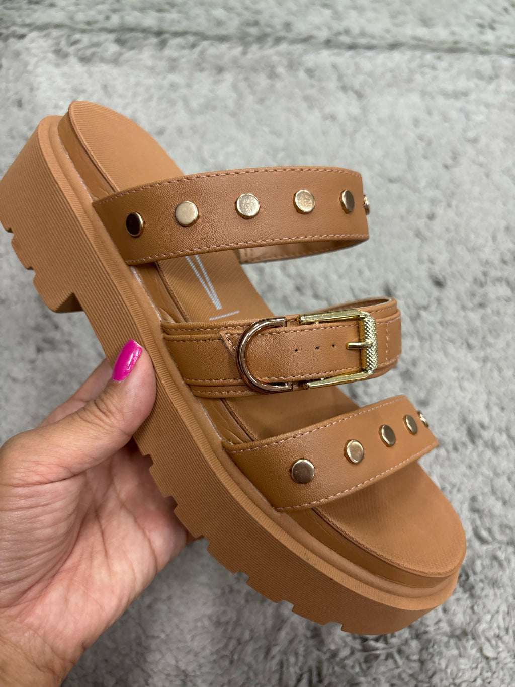 Sandália Slide Plataforma Tratorada - Caramelo com Tachas