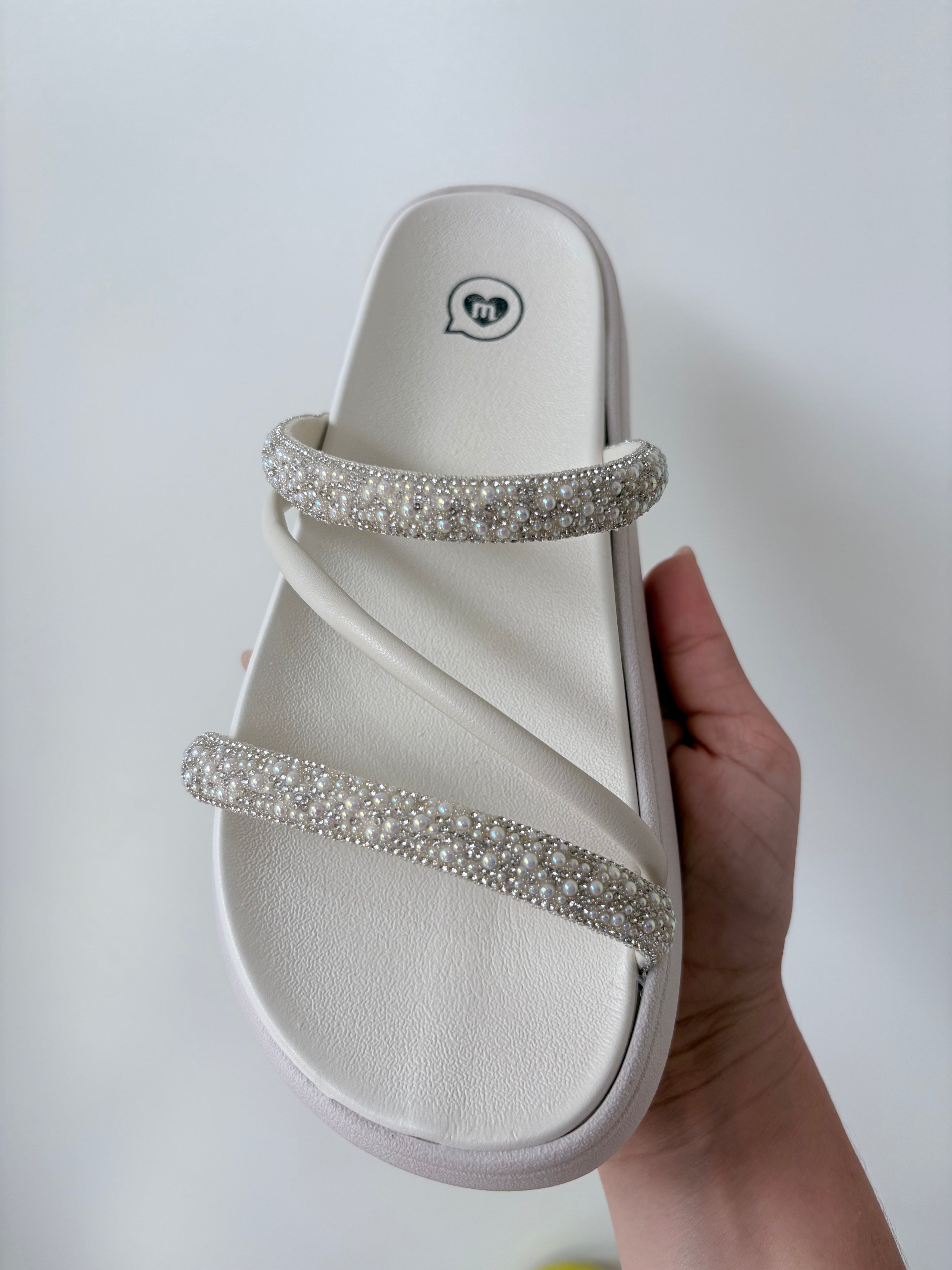 Papete Molekinha Slide Off-White com Tiras em Strass e Pérolas