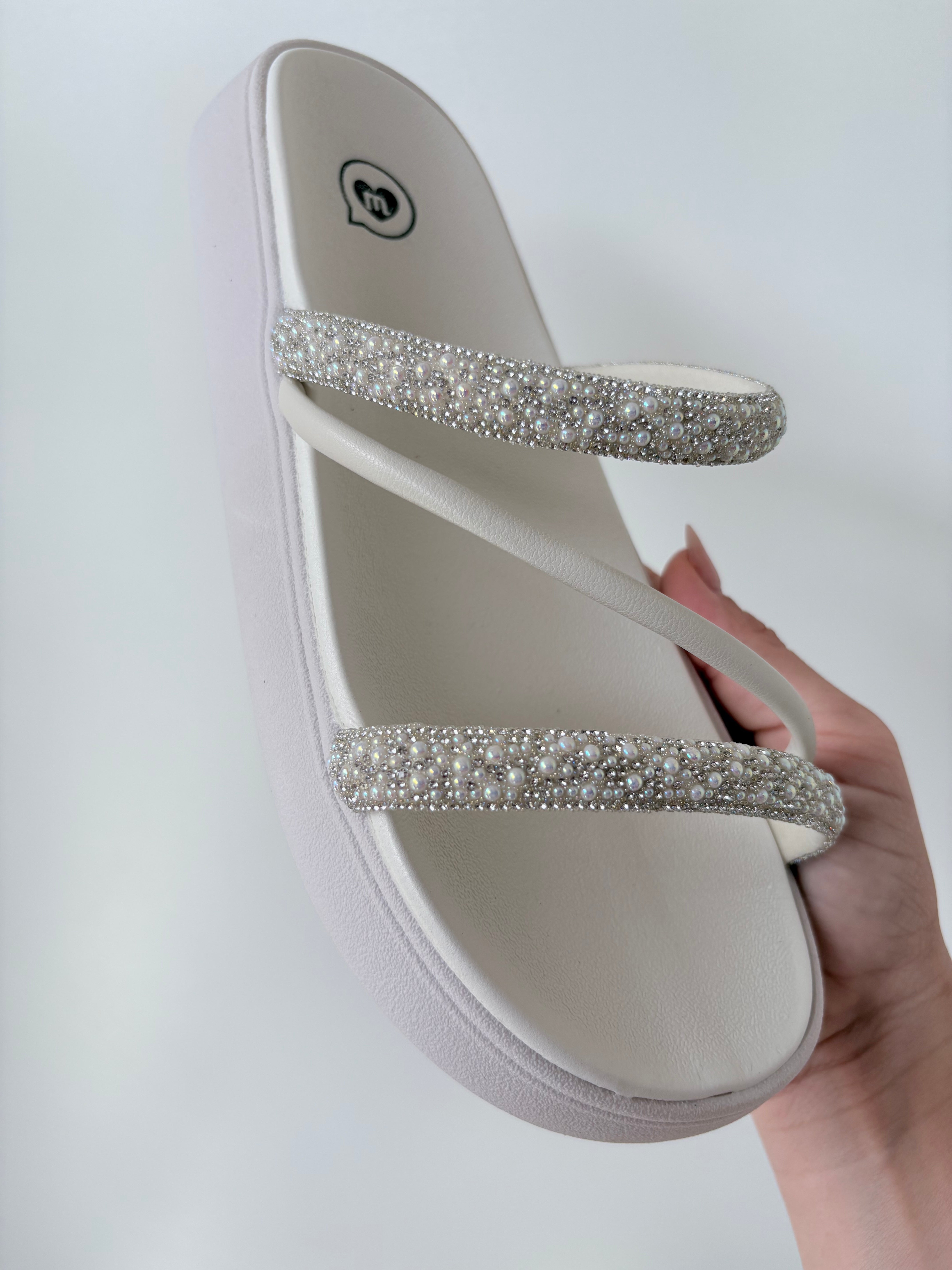 Papete Molekinha Slide Off-White com Tiras em Strass e Pérolas