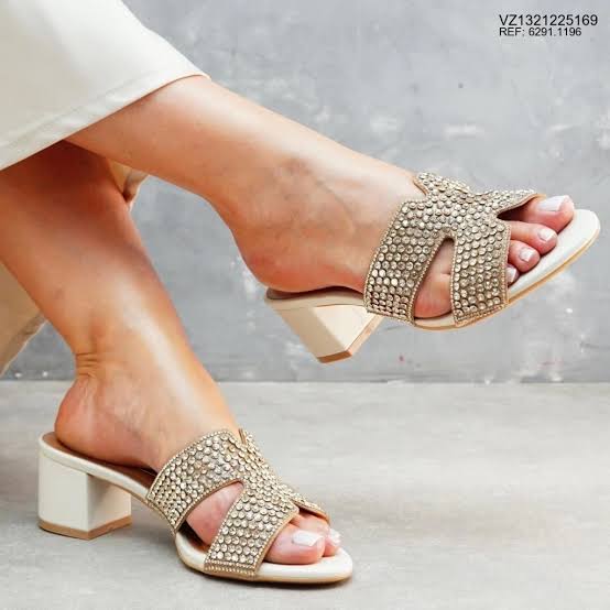 Tamanco Glamour Cravejado Salto Médio Bloco com Pedrarias - Off White