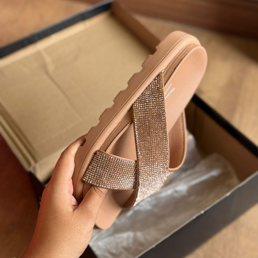 Sandália Vizzano Slide com Brilhos e Tiras Cruzadas