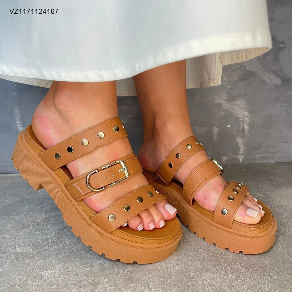 Sandália Slide Plataforma Tratorada - Caramelo com Tachas