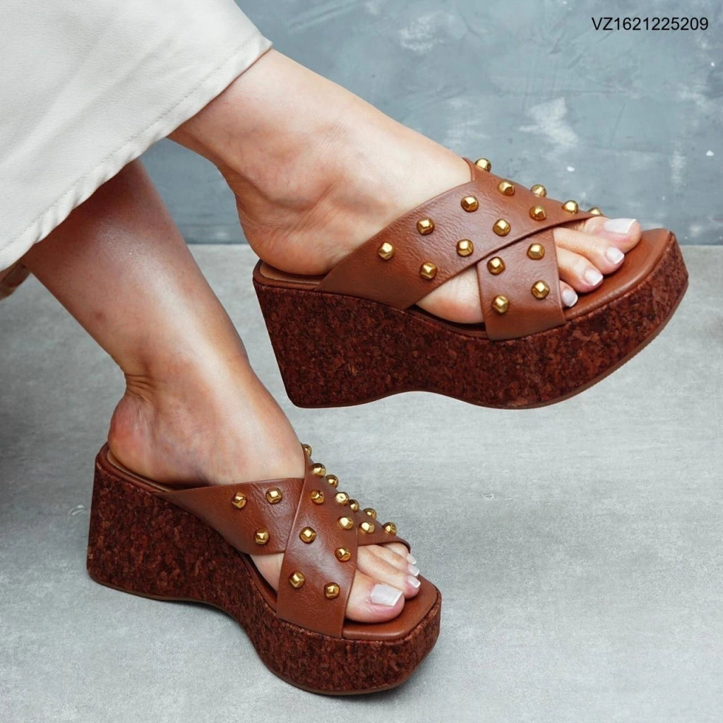 Tamanco Plataforma Tratorado com Tachas Douradas – Caramelo Ref:104068