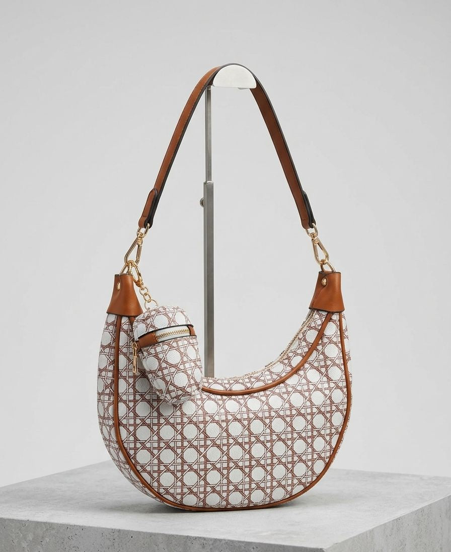 Bolsa Meia-Lua (Hobo) Estampada – Elegância Geométrica com Bag Charm