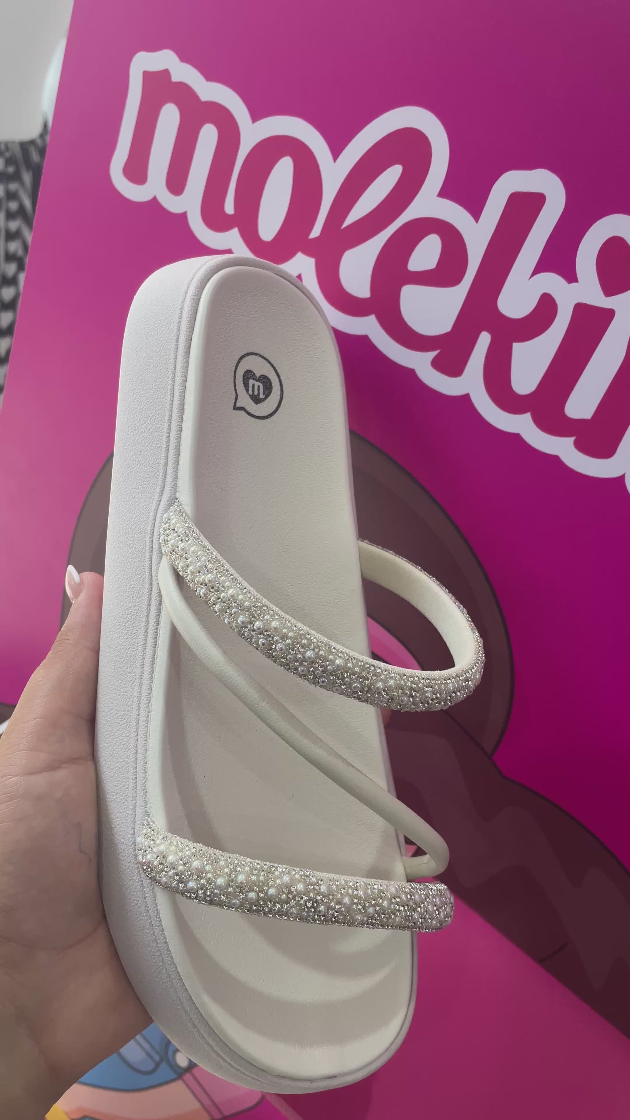 Papete Molekinha Slide Off-White com Tiras em Strass e Pérolas